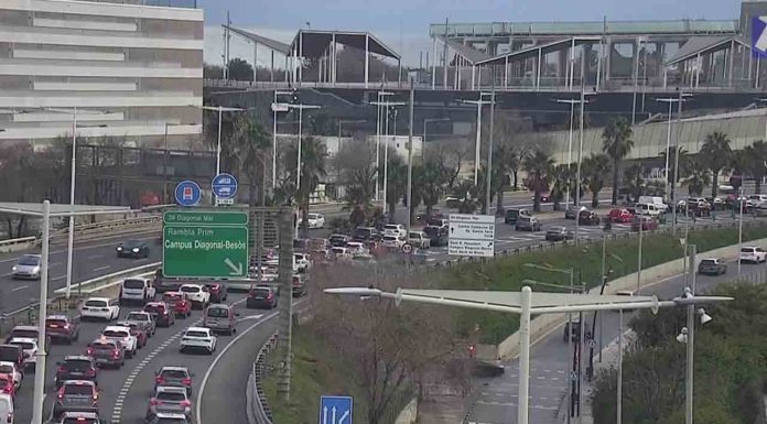 Cortada la Ronda Litoral entre Bac de Roda y Prim por una accidente Cortada la Ronda Litoral entre Bac de Roda y Prim por una accidente