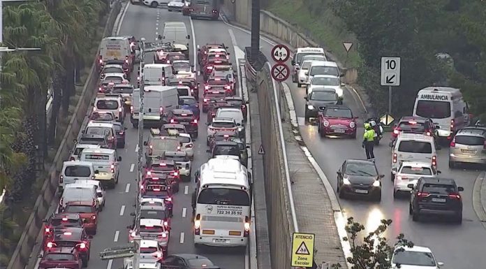 Dos carriles cortados en la ronda de Dalt por un accidente Cortada la Ronda de Dalt en Pedralbes con sentido Besòs por un accidente