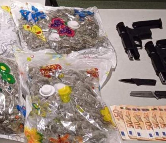 Detenido en un control en Badalona con dos pistolas, cuchillos y droga Detenido en un control en Badalona con dos pistolas, cuchillos y droga