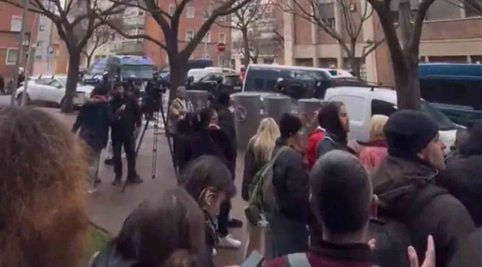 Dos detenidos en el desahucio de una familia en el Bon Pastor Dos detenidos en el desahucio de una familia en el Bon Pastor