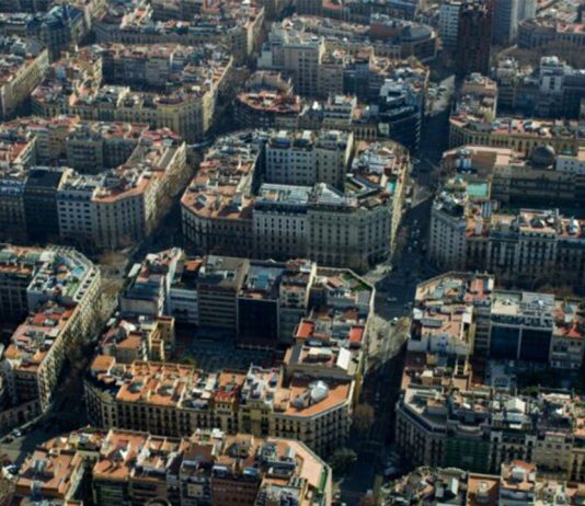 El Eixample prohíbe rutas alcohólicas para mejorar la convivencia vecinal El Eixample prohíbe las rutas alcohólicas organizadas en el distrito