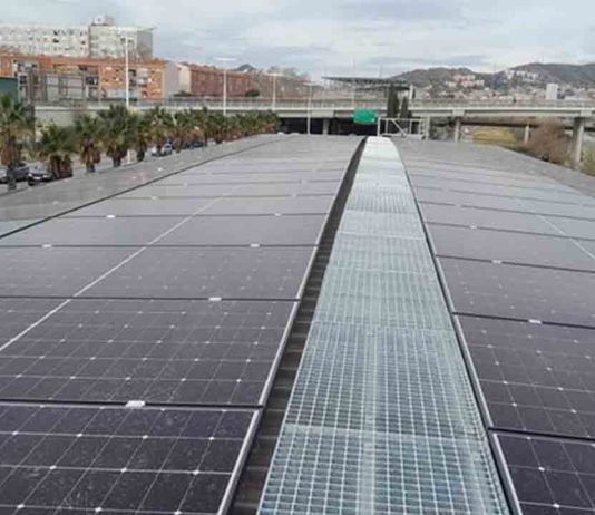 Empieza la instalación de placas fotovoltaicas sobre las pérgolas de Salvador Espriu Empieza la instalación de placas fotovoltaicas sobre las pérgolas de Salvador Espriu