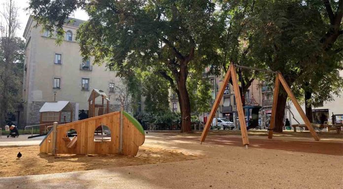 Finalizan las obras de los juegos infantiles en la plaza Vicenç Martorell, en el Raval Finalizan las obras de los juegos infantiles en la plaza Vicenç Martorell, en el Raval