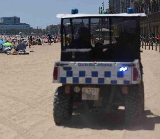 La Guàrdia Urbana pilla a un hombre robando a una pareja en la playa de la Barceloneta La Guàrdia Urbana pilla a un hombre robando a una pareja en la playa