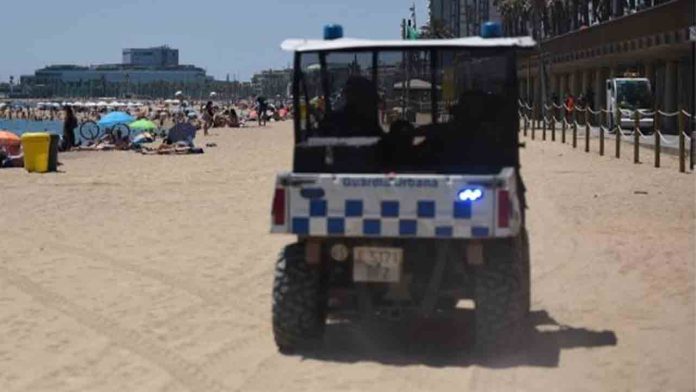 La Guàrdia Urbana pilla a un hombre robando a una pareja en la playa