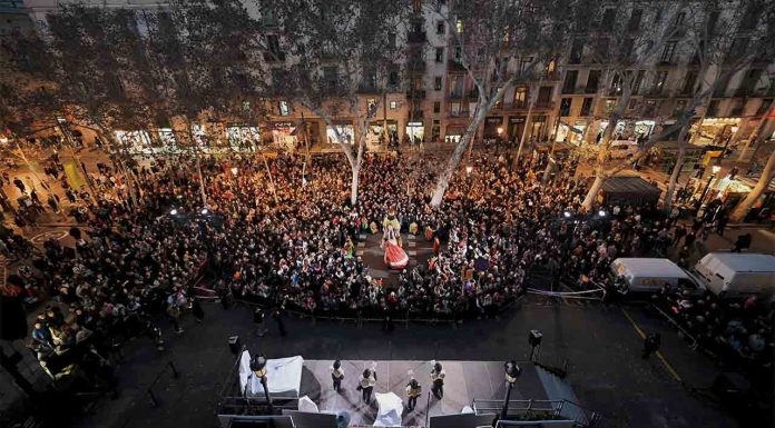 La Reina Belluga hará su salida desde Sants en el Carnaval de Barcelona 2025 La Reina Belluga hará su salida desde Sants en el Carnaval de Barcelona 2025