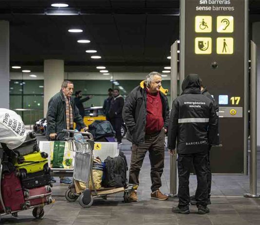 Operativo para sacar del aeropuerto de El Prat a 200 personas sin hogar Operativo para sacar del aeropuerto de El Prat a 200 personas sin hogar