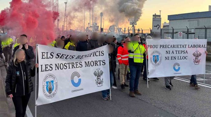 Protesta de los trabajadores del Port de Barcelona contra la precarización Protesta de los trabajadores del Port contra la precarización