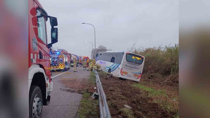 Colas kilométricas de entrada a Barcelona por el accidente de una autobús en Mollet