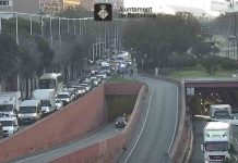 Accidente en la ronda del Litoral: colas de 10 kilómetros Colas kilométricas en la Ronda Litoral por un camión averiado