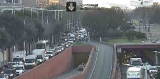 Accidente en la ronda del Litoral: colas de 10 kilómetros Colas kilométricas en la Ronda Litoral por un camión averiado