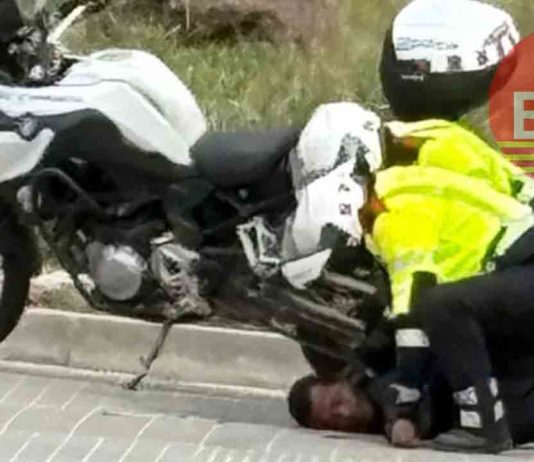 Detenido el hombre que destrozo un taxi en Sants con una gran piedra Detenido el hombre que destrozo un taxi en Sants con una gran piedra