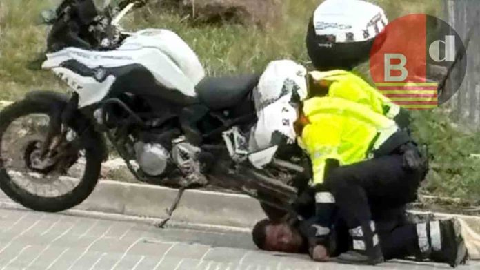 Detenido el hombre que destrozo un taxi en Sants con una gran piedra