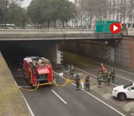 El incendio de un vehículo en la Ronda Litoral provoca el colapso total El incendio de un vehículo en la Ronda Litoral provoca el colapso total