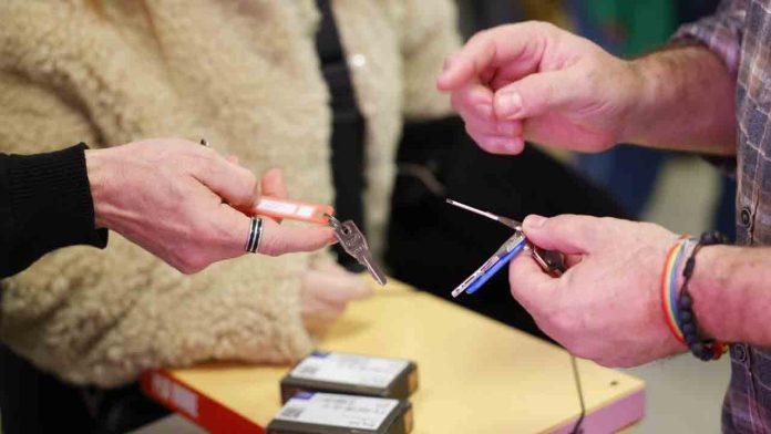 Entregadas las llaves de 8 viviendas de alquiler asequible en el Congrés i els Indians