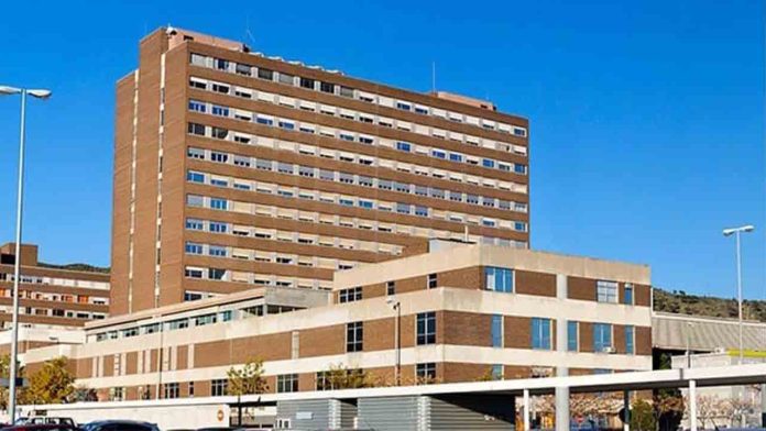 Un brote de tuberculosis mantiene en alerta a las autoridades en Barcelona Un reciente brote de tuberculosis en el área de Barcelona ha encendido las alarmas de la Agencia de Salud Pública de Cataluña (Aspcat). Según un informe del Servicio de Microbiología del Hospital Germans Trias i Pujol de Badalona, publicado en la revista Enfermedades Emergentes, se han identificado 25 casos hasta el momento. El origen del brote El informe detalla que el paciente cero fue una persona en una situación de "complejidad social extrema", diagnosticada en diciembre de 2022. A lo largo de su enfermedad, protagonizó varias "fugas hospitalarias", lo que facilitó la transmisión del patógeno a otras personas. Un caso aún abierto Fuentes del Hospital Germans Trias i Pujol han señalado en El Periódico que el caso sigue abierto y que se continúan detectando nuevos contagios, lo que requiere un seguimiento exhaustivo. Este brote se considera uno de los más grandes registrados en Cataluña y en el Estado en los últimos años. Expansión de la bacteria y medidas de contención Durante un año y medio, el paciente ingresó y salió del hospital en varias ocasiones, lo que permitió la propagación del bacilo de Koch, bacteria responsable de la tuberculosis. Ante esta situación, Salud Pública intervino y solicitó su ingreso forzoso hasta completar el tratamiento. Aunque un juez aprobó la medida, el paciente no fue localizado hasta meses después, cuando ya había infectado al menos 25 personas. Riesgo de más contagios Aunque el paciente ha sido tratado, no se puede descartar que haya más personas infectadas. La Organización Mundial de la Salud (OMS) advierte que la tuberculosis puede ser asintomática hasta por una década, lo que significa que puede seguir transmitiéndose sin que los portadores lo sepan. Por ello, se está llevando a cabo una monitorización de los casos detectados para evitar una mayor propagación de la enfermedad.