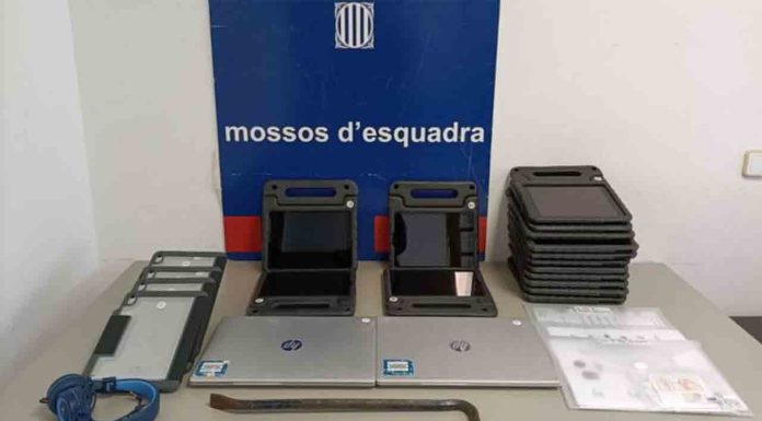 Los pillan dentro de una escuela de Sant Martí robando portátiles y tablets Los pillan dentro de una escuela de Sant Martí robando portátiles y tablets