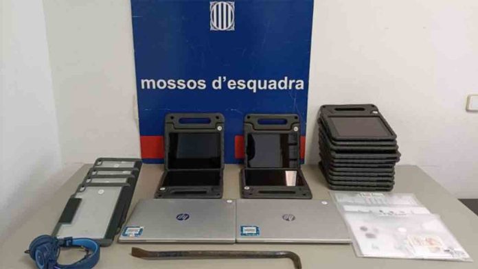 Los pillan dentro de una escuela de Sant Martí robando portátiles y tablets