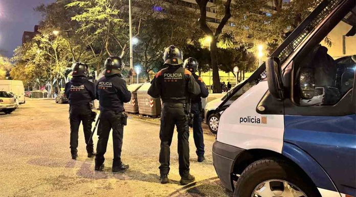 Varios disparos en plena madrugada en La Mina siembran el temor entre los vecinos Una decena de detenidos en La Mina por el tiroteo del 7 de enero