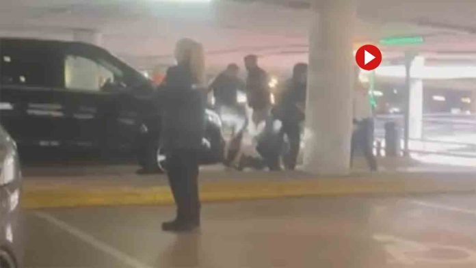 Varios conductores de VTC dan una brutal paliza a un taxista en el aeropuerto