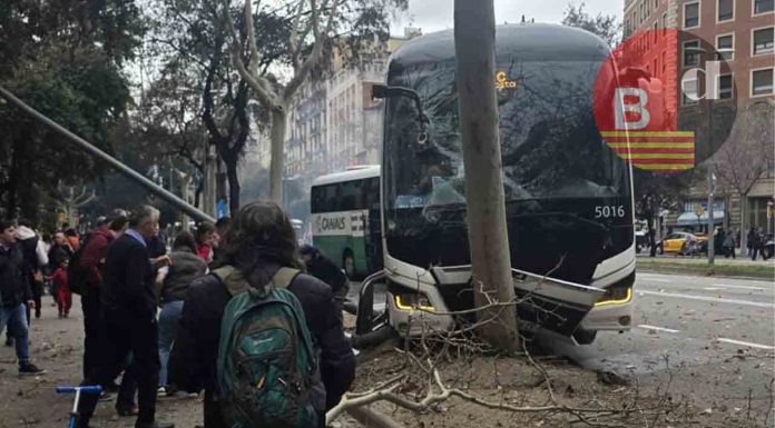 53 heridos, 4 de ellos graves, por un accidente entre dos autocares en la Diagonal Varios heridos por un accidente entre dos autocares en la Diagonal