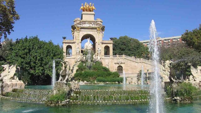 Barcelona reactiva las fuentes ornamentales tras la pausa por la sequía