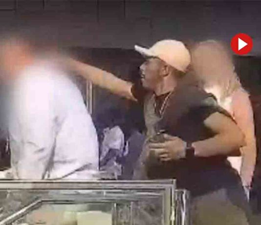 Detenidos tras arrancar una cadena de oro a un turista en Urquinaona Detenidos tras arrancar una cadena de oro a un turista en Urquinaona