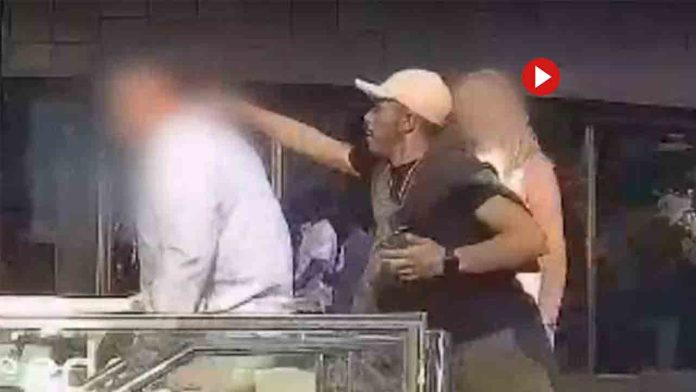 Detenidos tras arrancar una cadena de oro a un turista en Urquinaona Detenidos tras arrancar una cadena de oro a un turista en Urquinaona