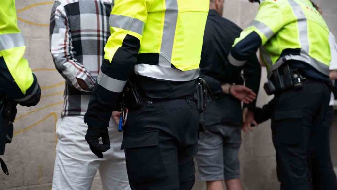 Detienen a dos falsos revisores del gas por estafar 30.000 € a personas mayores