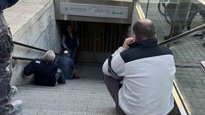 Evacuada la estación de paseo de Gràcia por la avería de un tren Evacuada la estación de paseo de Gràcia por la avería de un tren
