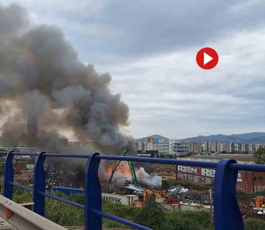 Gran columna de humo por un incendio en una zona de chatarras de Can Tunis Gran columna de humo por un incendio en una zona de chatarras de Can Tunis