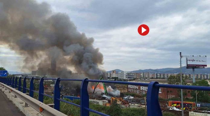 Gran columna de humo por un incendio en una zona de chatarras de Can Tunis Gran columna de humo por un incendio en una zona de chatarras de Can Tunis