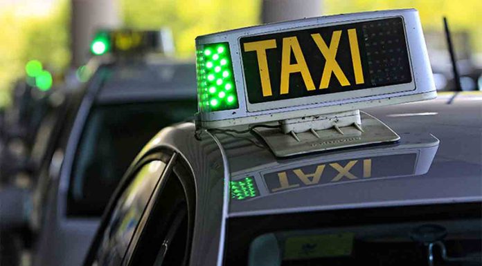 Los taxistas del AMB piden una revisión del 7% en las tarifas para 2026 Detenido un taxista por robar el PIN y la tarjeta del banco a gente mayor
