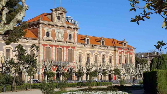 Parlament de Catalunya Élite Taxi se reúne en el Parlament para exigir el B2 de catalán a conductores VTC