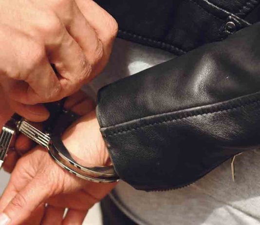 Prisión para dos hombres por el robo violento de un reloj en el aeropuerto Prisión para dos hombres por el robo violento de un reloj en el aeropuerto
