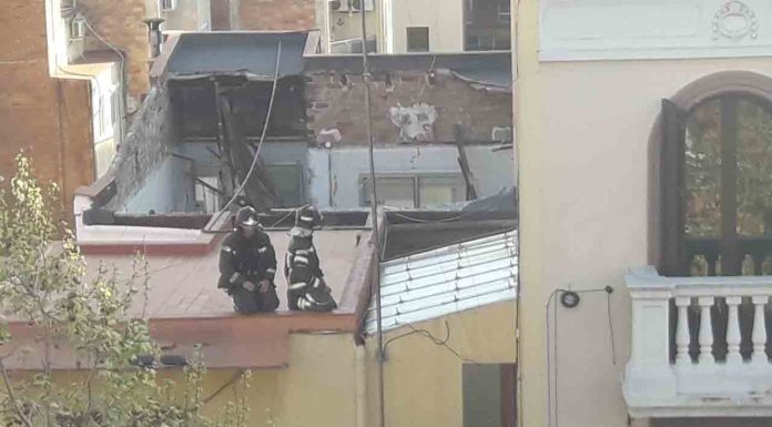 Se desploma el techo de una vivienda en obras en el Clot Se desploma el techo de una vivienda en obras en el Clot