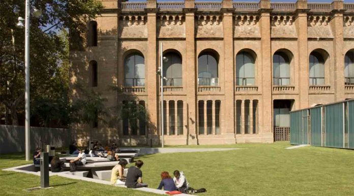 Exigen a la UPF que cierre las cátedras del negocio inmobiliario Exigen a la UPF que cierre las cátedras del negocio inmobiliario