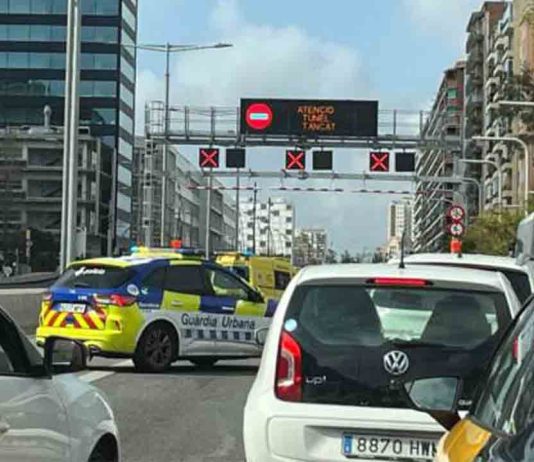 Un accidente múltiple obliga a cerrar temporalmente el túnel de Glòries Un accidente con un coche volcado obliga a cortar el Túnel de Glòries