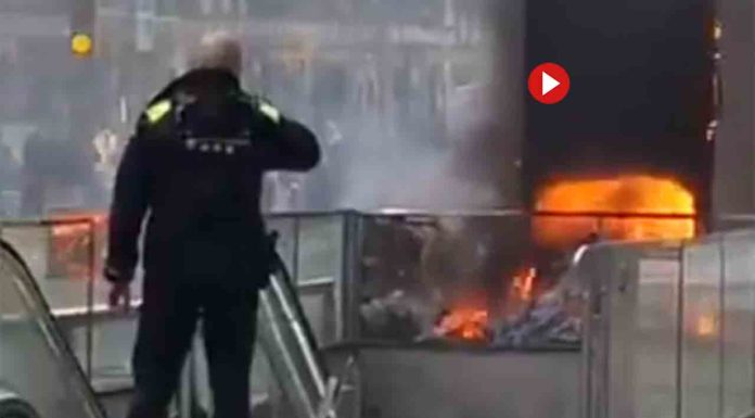 Un colchón en llamas obliga a cerrar el acceso a la estación de Sant Antoni Un colchón en llamas obliga a cerrar el acceso a la estación de Sant Antoni