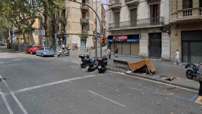 Un hombre en estado crítico al ser atacado en la Ronda Sant Antoni