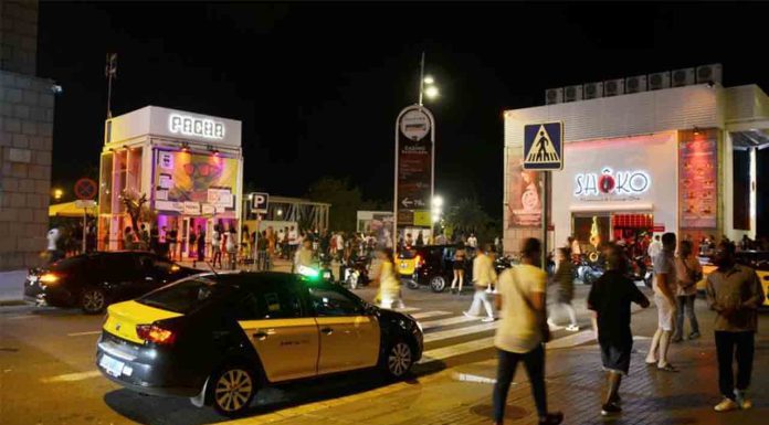 Buses lanzadera y ordenación de las paradas de taxi en el ocio nocturno Buses lanzadera y ordenación de las paradas de taxi en el ocio nocturno