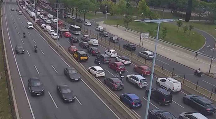 Colas kilométricas hasta Meridiana por un accidente en la Ronda de Dalt Colas kilométricas hasta Meridiana por un accidente en la Ronda de Dalt