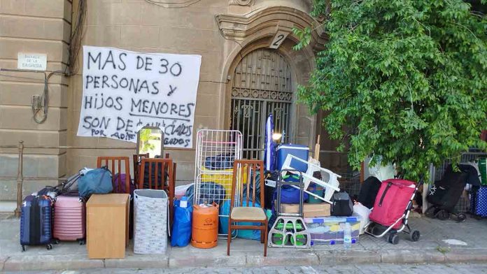 Desalojan a 14 familias en la Sagrera