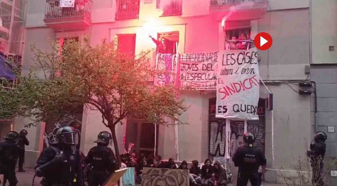 Desalojo policial de La Medusa en Poble-sec Desalojo policial de La Medusa en Poble-sec