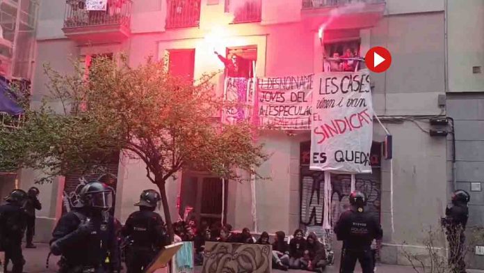Desalojo policial de La Medusa en Poble-sec