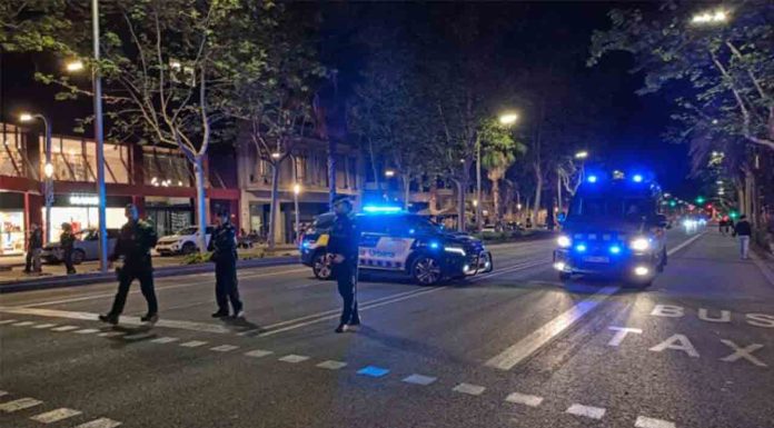 Dispositivo policial en la calle Tuset de madrugada por exceso de aforo en una discoteca Dispositivo policial en la calle Tuset de madrugada por exceso de aforo en una discoteca
