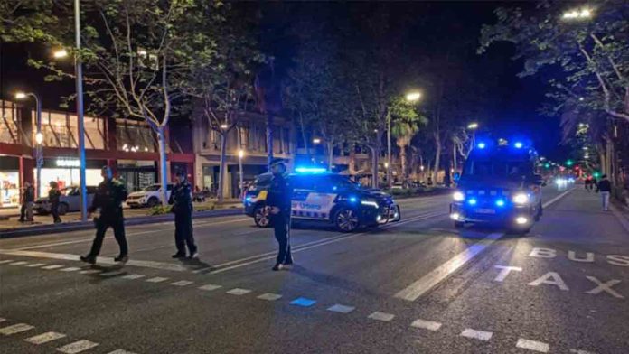 Dispositivo policial en la calle Tuset de madrugada por exceso de aforo en una discoteca