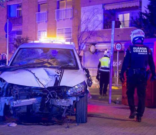 El herido grave en el atropello de Cornellà continúa en la UCI El herido grave en el atropello de Cornellà continúa en la UCI