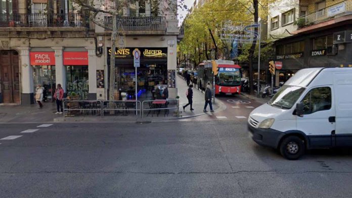 Herido grave al ser apuñalado tras resistirse a un robo en la calle Olzinelles