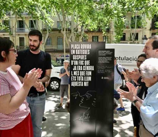 Homenaje a Luis Eduardo Aute con un tótem en la plaza de Rovira i Trias Homenaje a Luis Eduardo Aute con un tótem en la plaza de Rovira i Trias